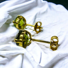 Load image into Gallery viewer, 18k Gold Natural Peridot Earrings 2.5CTTW Stud Earrings Solid 750 Gold 1.3g