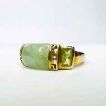 Load image into Gallery viewer, 10k Yellow Gold Jade Cabochon Peridot Ring Size 7 Chinese Jadeite Vintage 3.4g

