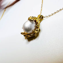 Load image into Gallery viewer, 14k Yellow Gold Antique Brutalist Pearl Necklace 18&quot; Free Form Baroque Pearl 2g
